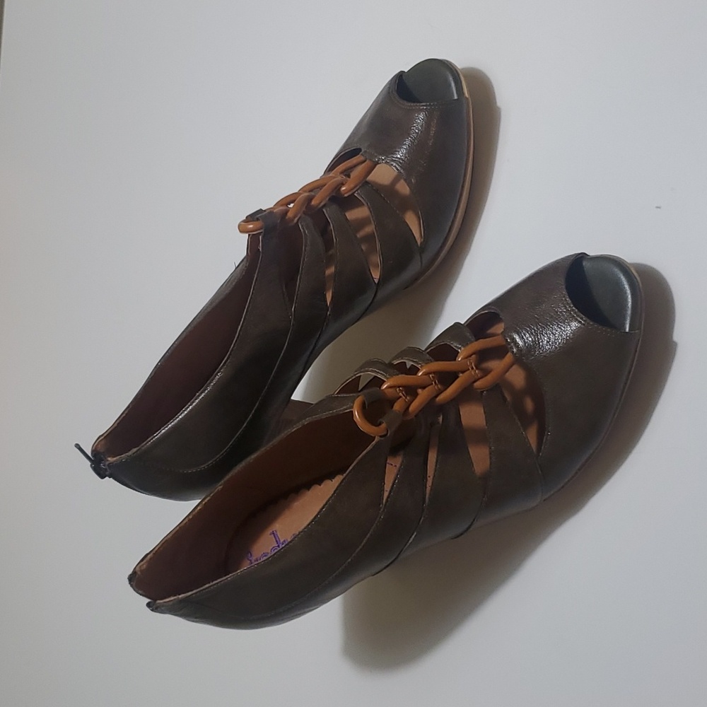 NEW indigo by CLARKS Peep Toe Heel Zip Perforated Cut Out Leather Heels Size 12